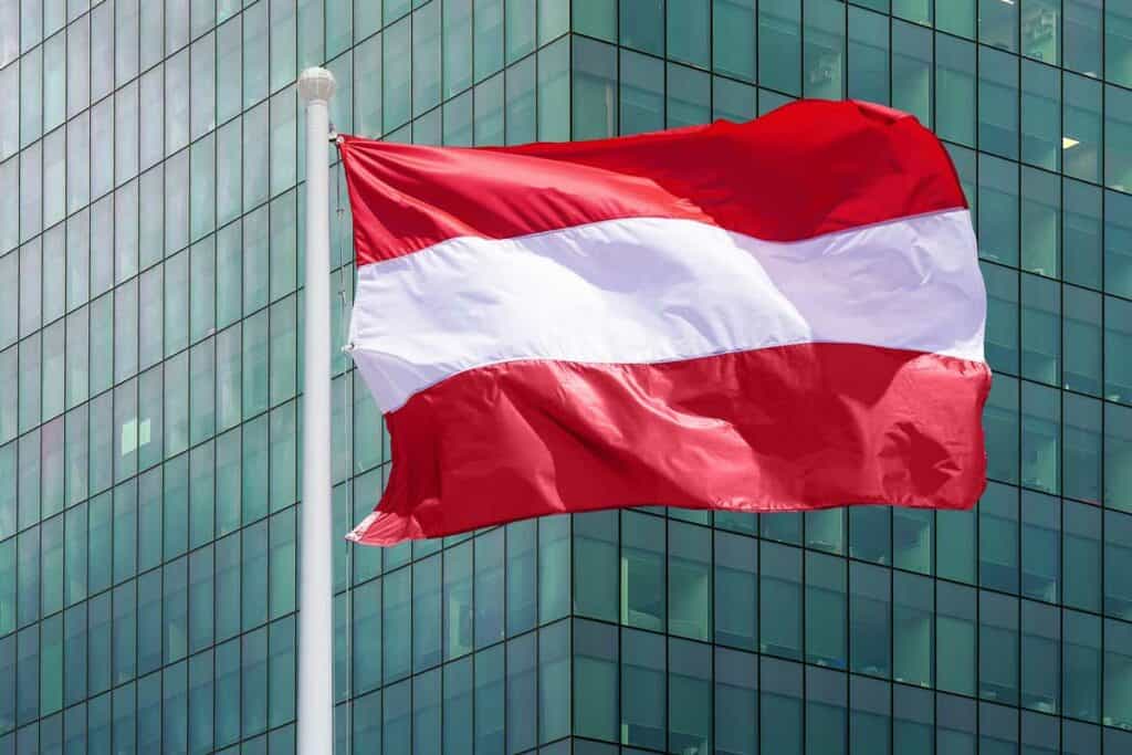 דגל אוסטריה מתנוסס ומאחוריו בניין משרדים